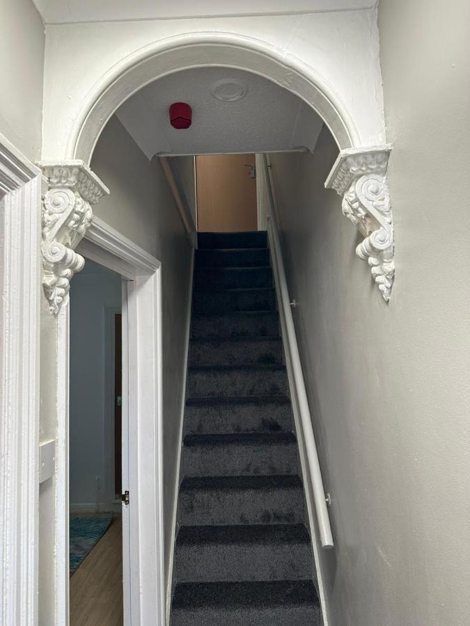 Luton Home Near Airport Private & Shared Bathroom Option Eksteriør bilde