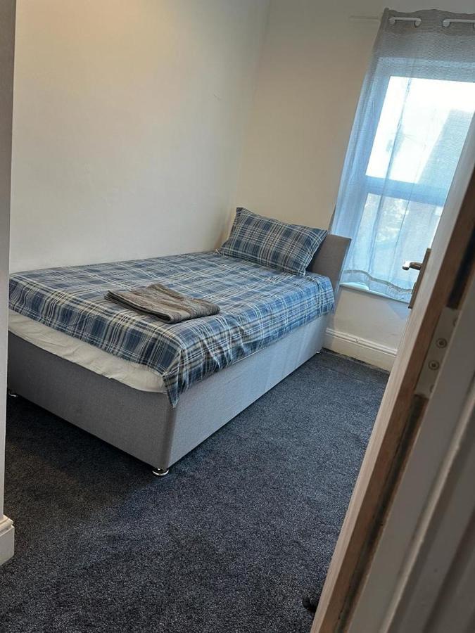 Luton Home Near Airport Private & Shared Bathroom Option Eksteriør bilde